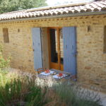 Terrasse privative de la chambre Rose avec table et chaises