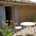 Terrasse privative de la chambre Simon avec table et chaises