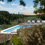 Piscine partagée avec terrasse et transats