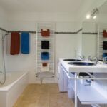 Salle de bain avec baignoire et vasques