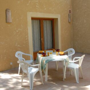 Terrasse avec table et chaises