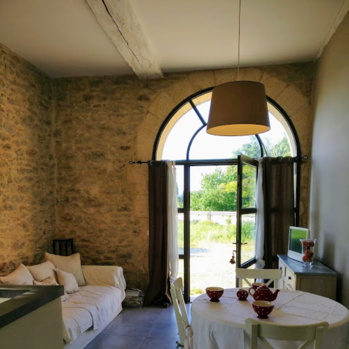 Salon lumineuse donnant accès à l'extérieur