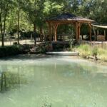 Bord du lac avec kiosque