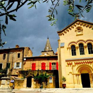 Place de l'Eglise à Chusclan