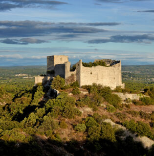 Le Castellas de St Victor la Coste