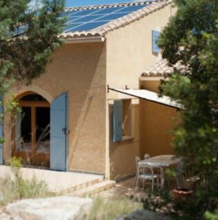 Façade du gîte avec entrée indépendante et terrasse
