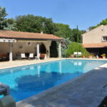 Vue sur la maison, la piscine et Poolhouse