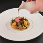 Plat : filet de veau, soubise d'échalotes, girolles et solférino de légumes
