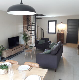 Pièce de vie avec coin salon