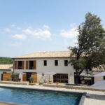 Vue générale avec des appartements avec la piscine commune