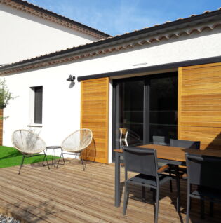 Vue de la terrasse et de l'entrée de l'appartement