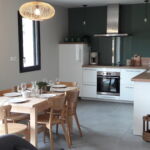 Pièce de vie avec coin cuisine et salle à manger