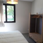 Chambre avec lit double et rangement