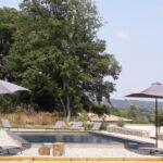 Piscine partagée avec transats et grande terrasse