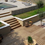 Terrasse donnant accès à la piscine