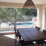 Terrasse couverte et privative avec table et chaises