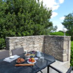 Terrasse avec petit déjeuner