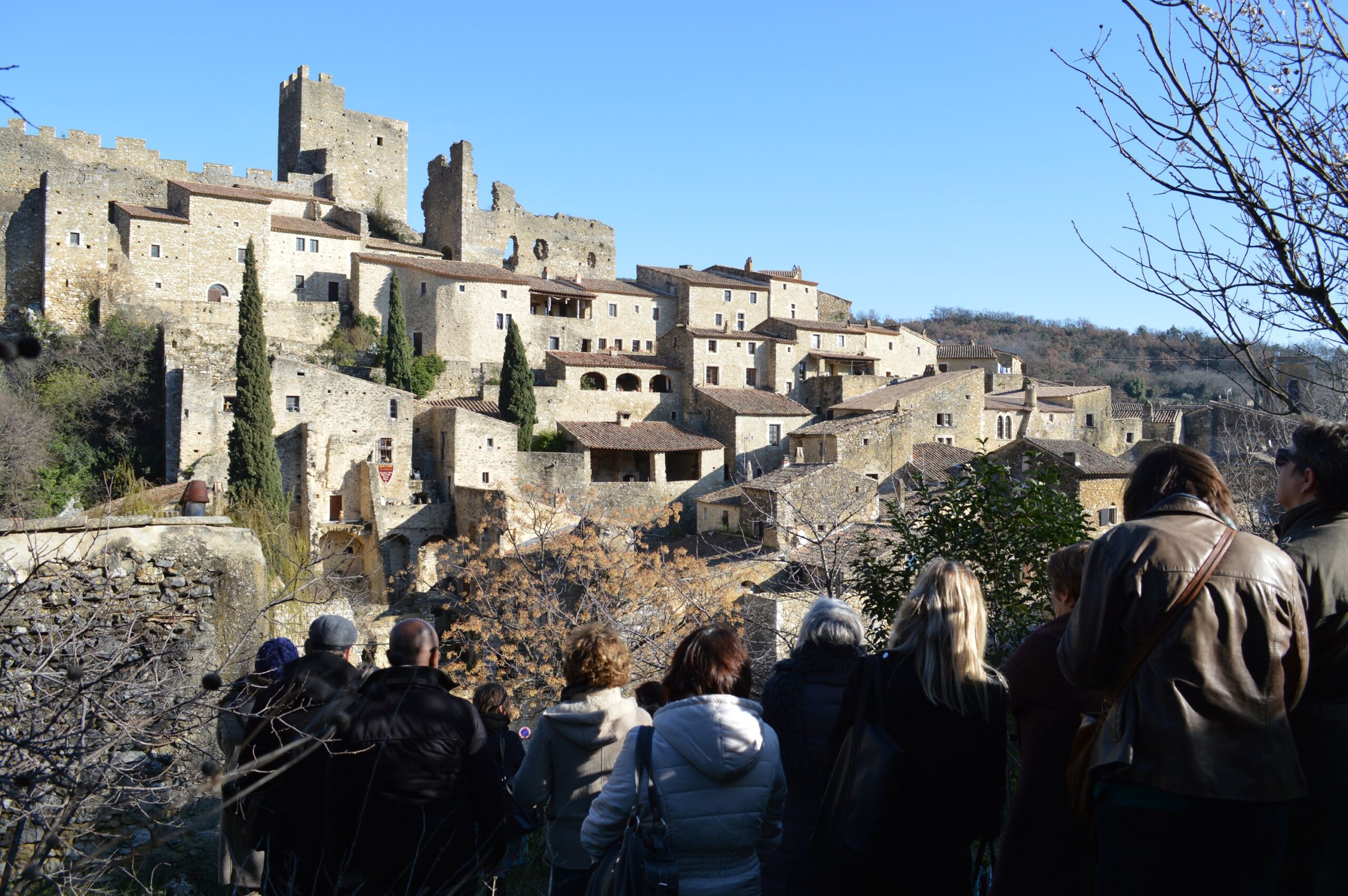 Groupe devant le village