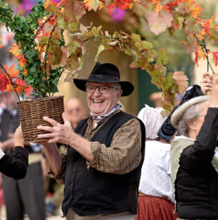 Les vendanges de l'histoire à Chusclan, grande fête du terroir et des traditions vigneronnes au coeur de la Provence Occitane
