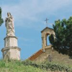 Vue de la chapelle des Pénitents Blancs et de la vierge à l'enfant
