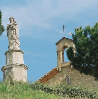 Vue de la chapelle des Pénitents Blancs et de la vierge à l'enfant