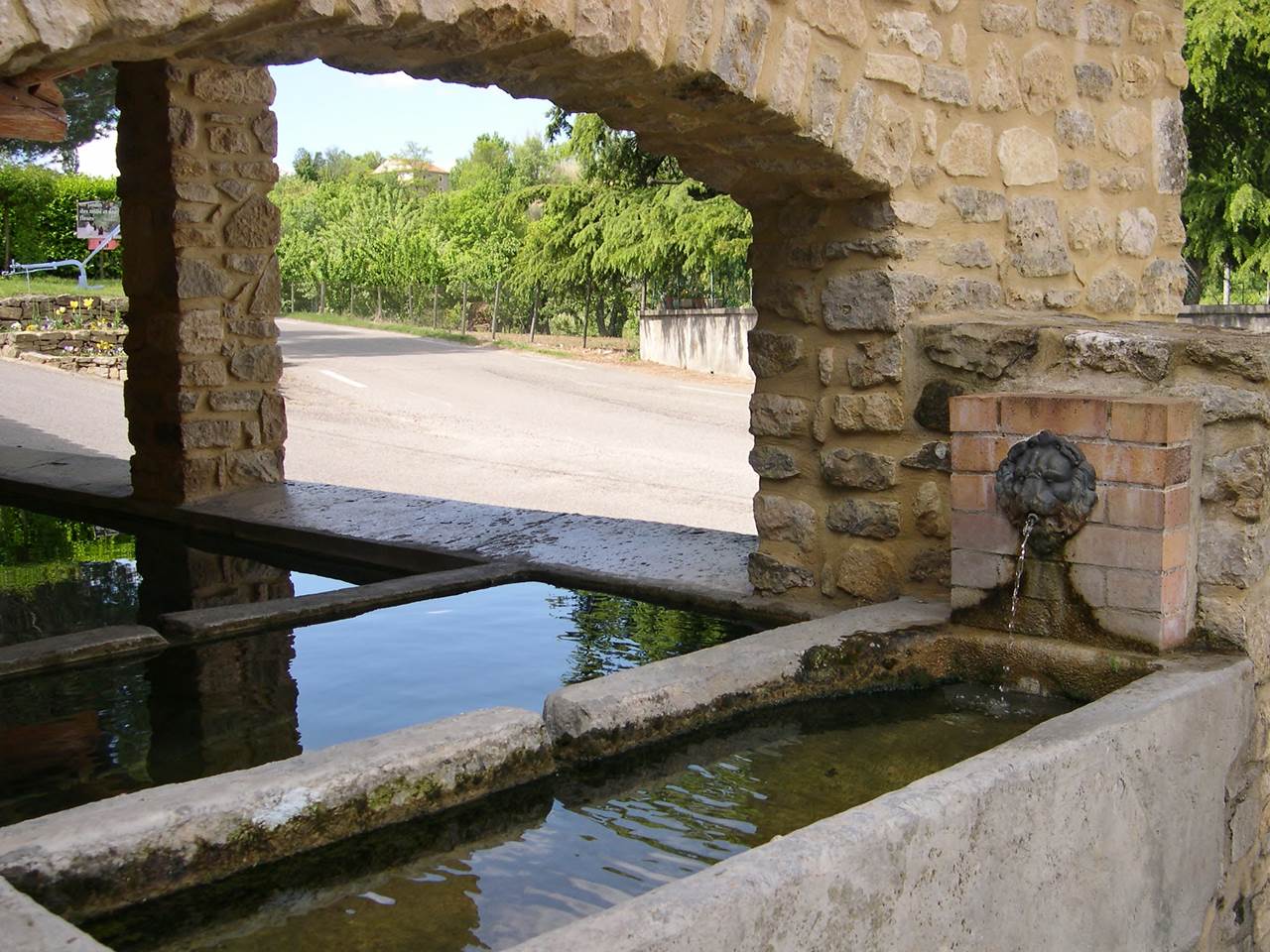 Lavoir de St-Julien-de-Peyrolas