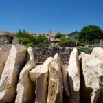 Village de Tavel derrière les murets de pierre