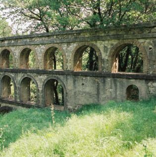 Aqueduc de Balouvière au coeur de Laudun