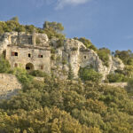 Ermitage et grotte de la Sainte Baume à Lirac au coeur des vignes