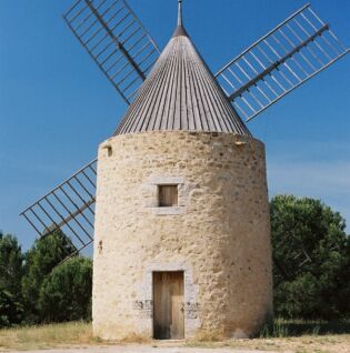 Moulin à vent, sur le plateau de Vénéjan, en état de fonctionnement lors de certains événements