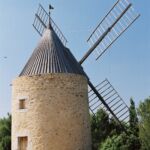 Moulin à vent de Vénéjan vue de côté