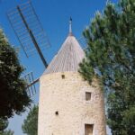 Dans le village de Vénéjan, sur le plateau , le moulin avec ses ailes est encore en état de fonctionnement surtout lors d'événements