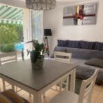 Salon avec vue sur l'extérieur