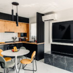 Pièce de vie avec cuisine et espace repas