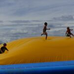 Enfants qui sautent sur le dôme gonflable de Green Park