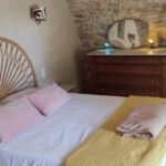 Chambre avec lit double au rez-de-chaussée