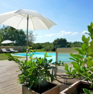Piscine partagée avec terrasse et bain de soleil