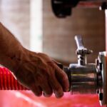 Opération de soutirage du vin, au Château Saint Nabor à Cornillon