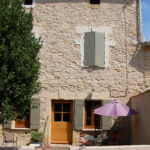 Façade et cour du gîte