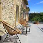 Grande terrasse avec vue Est du gîte La Bignone