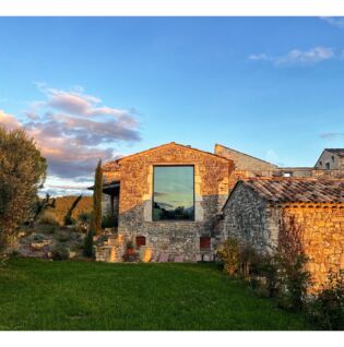 Façade du gîte au coucher du soleil