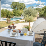 Petit déjeuner vue de la chambre de la Savonnerie