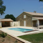 Vue sur la maison et la piscine