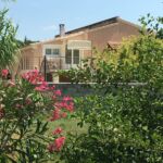 Vue sur la maison et le jardin