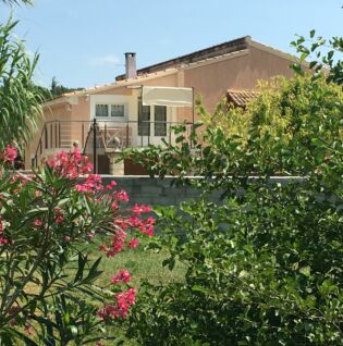 Vue sur la maison et le jardin
