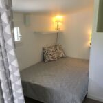 Petite chambre séparée avec un rideau