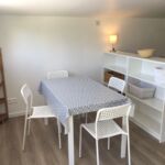 Pièce de vie avec espace salle à manger