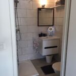 Salle d'eau avec douche et toilette