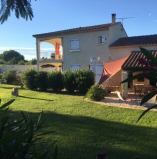Vue d'ensemble sur la maison et le jardin