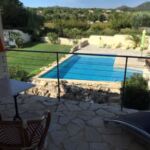 Vue sur la piscine du balcon